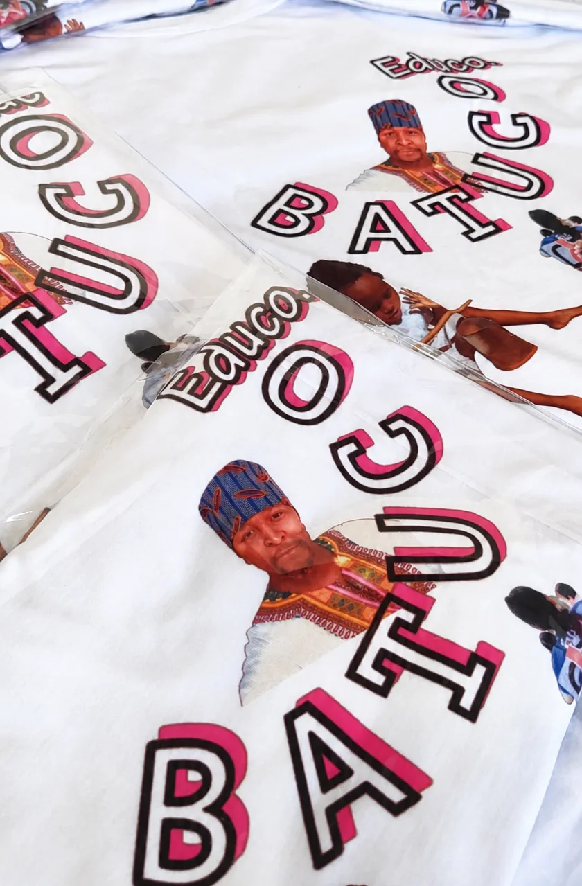 Camisetas do coletivo Batuco Educo em produção